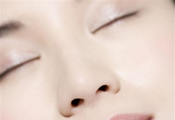 毛孔粗大怎么办？<a href=http://www.mx185.com/listinfo-789-0.html target=_blank class=infotextkey>收缩毛孔</a>的方法