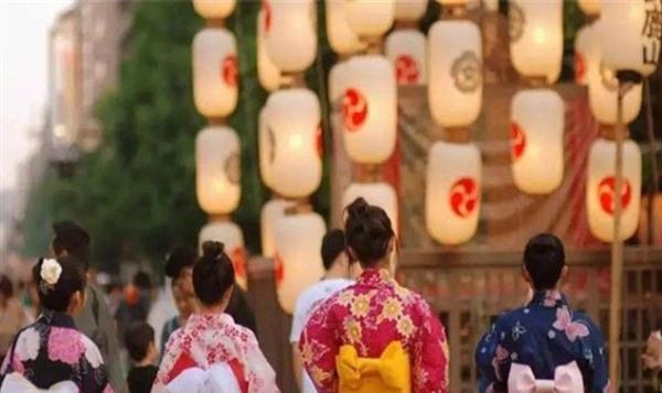 日本女生走路为什么内八 日本内八的原因是什么