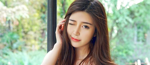 黑眼圈女孩看过来